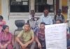 பாதிக்கப்பட்ட வீடுகளுக்கு 3 ஆண்டுகளாகத் தீர்வில்லை: நாவலப்பிட்டி பிரதேச செயலகத்திற்கு முன்பாக மக்கள் போராட்டம்