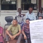 பாதிக்கப்பட்ட வீடுகளுக்கு 3 ஆண்டுகளாகத் தீர்வில்லை: நாவலப்பிட்டி பிரதேச செயலகத்திற்கு முன்பாக மக்கள் போராட்டம்