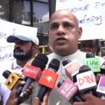 சட்டத்தரணிகள் சங்க தலைவருக்கு எதிராக போராட்டம்: பதவி விலகுமாறு வலியுறுத்து இலங்கை சட்டத்தரணிகள் சங்கத்தின் தலைவரை உடனடியாகப் பதவி விலகுமாறு வலியுறுத்தி, ஒருங்கிணைந்த எதிர்க்கட்சியைச் சேர்ந்த குழுவினர் இன்று போராட்டத்தில் ஈடுபட்டனர்.