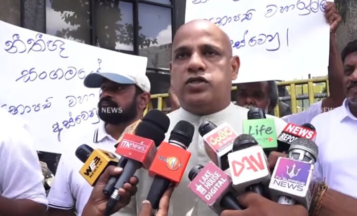 இலங்கை சட்டத்தரணிகள் சங்கத்தின் தலைவரை உடனடியாகப் பதவி விலகுமாறு வலியுறுத்தி, ஒருங்கிணைந்த எதிர்க்கட்சியைச் சேர்ந்த குழுவினர் இன்று போராட்டத்தில் ஈடுபட்டனர்.