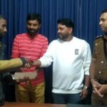 மலையக இளைஞரின் நேர்மை: கண்டெடுக்கப்பட்ட ரூ. 450,000 பெறுமதியான நகை உரிமையாளரிடம் ஒப்படைப்பு