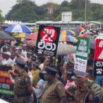 கொட்டும் மழைக்கு மத்தியிலும் 22 இற்கு எதிராக போராட்டம்