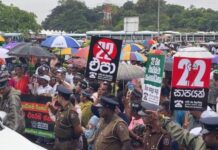 கொட்டும் மழைக்கு மத்தியிலும் 22 இற்கு எதிராக போராட்டம்