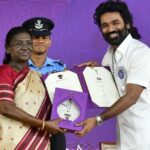 தேசிய விருதைப் பெற்றார் நடிகர் தனுஷ்