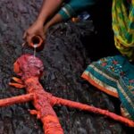 சடலங்கள் கிடைக்காததால் பொம்மைகளை வைத்து இறுதிச்சடங்கு: நேபாளத்தில் நெஞ்சை உலுக்கும் சோகம்