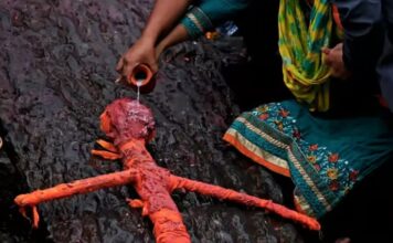 சடலங்கள் கிடைக்காததால் பொம்மைகளை வைத்து இறுதிச்சடங்கு: நேபாளத்தில் நெஞ்சை உலுக்கும் சோகம்