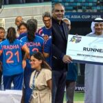 பகைமை நீடிப்பு: பாகிஸ்தான் அமைச்சரிடமிருந்து வெற்றிக் கிண்ணம் வாங்க இந்திய மகளிர் அணி மறுப்பு